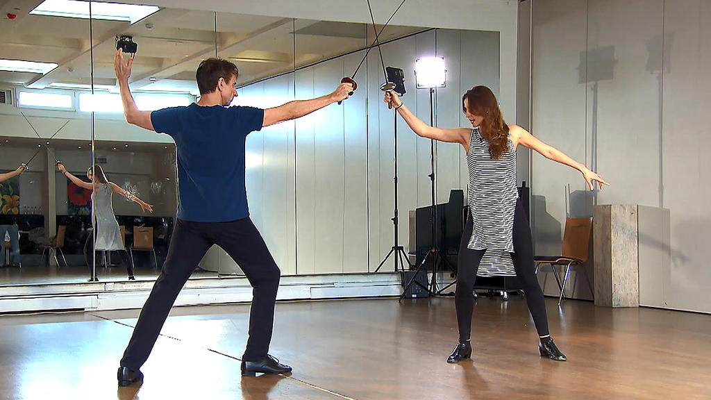 Ingolf Lück und Ekateina Leonova üben für ihre Choreographie Fechten.