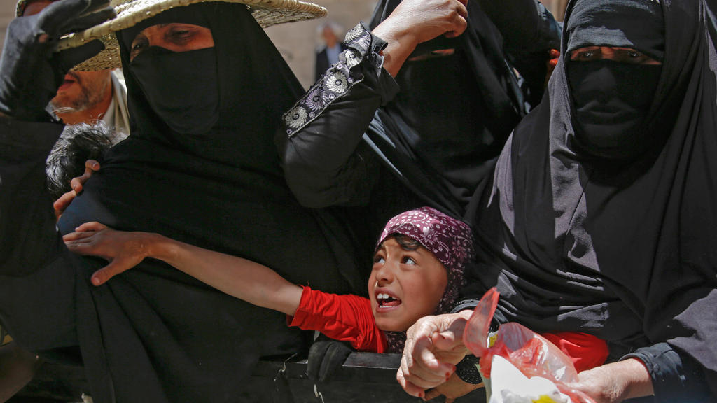 ARCHIV - 13.04.2017, Jemen, Sanaa: Menschen erhalten eine Essensration. Der UN-Sicherheitsrat hat Hunger als Methode der Kriegsführung verurteilt. (zu dpa «Sicherheitsrat beschließt Resolution gegen Hunger als Kriegsmethode» vom 25.05.2018) Foto: Han