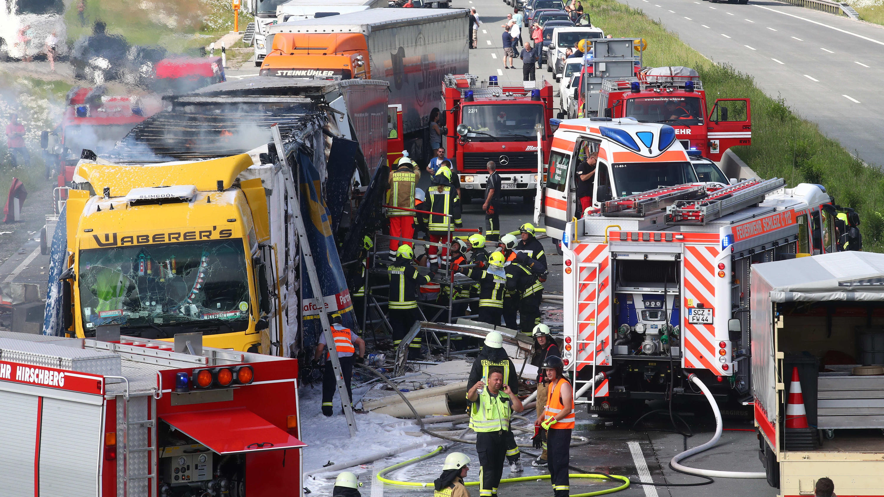 Horror Unfallserie Mit Lkw Auf Der A9 Kleintransporter Eingequetscht Fahrer Tot