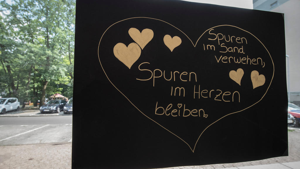 08.06.2018, Rheinland-Pfalz, Mainz: "Spuren im Sand verwehen, Spuren im Herzen bleiben" steht auf einem Schild im Flur des Hauses, in dem die Mutter der getöteten Susanna F. lebt. Die 14-jährige wurde Opfer eines Sexualdeliktes. Der mutmaßliche Täter