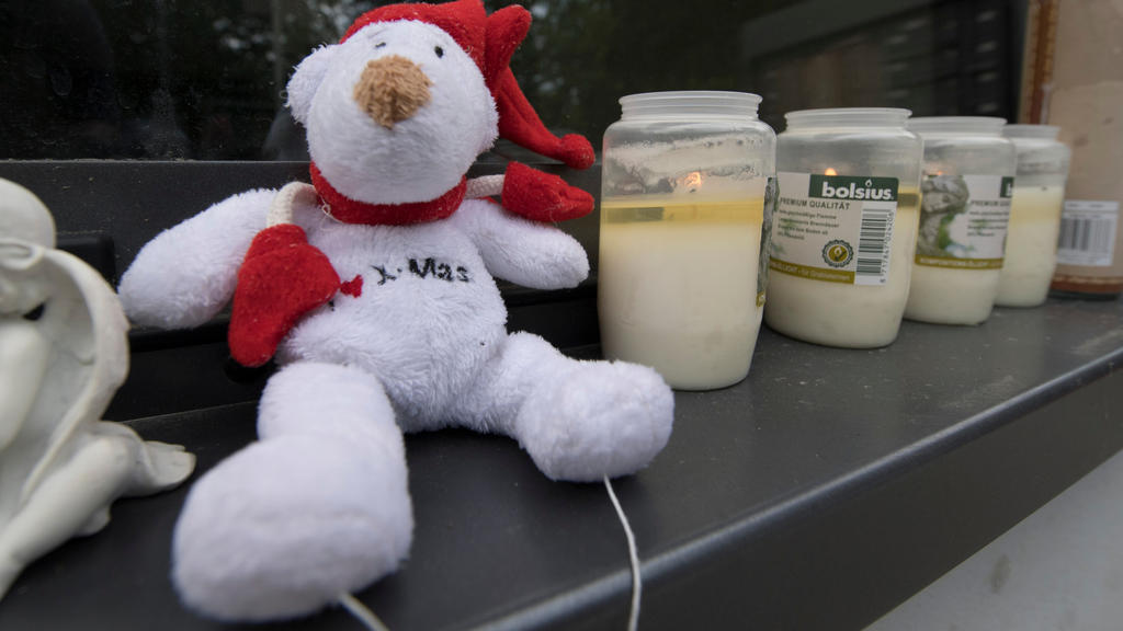 07.06.2018, Rheinland-Pfalz, Mainz: Kerzen und Plüschtiere stehen vor dem Haus der Mutter der getöteten Susanna F.. Die 14-jährige wurde Opfer eines Sexualdeliktes. Ihre Leiche war im benachbarten Wiesbaden (Hessen) entdeckt worden. Der Tatverdächtig