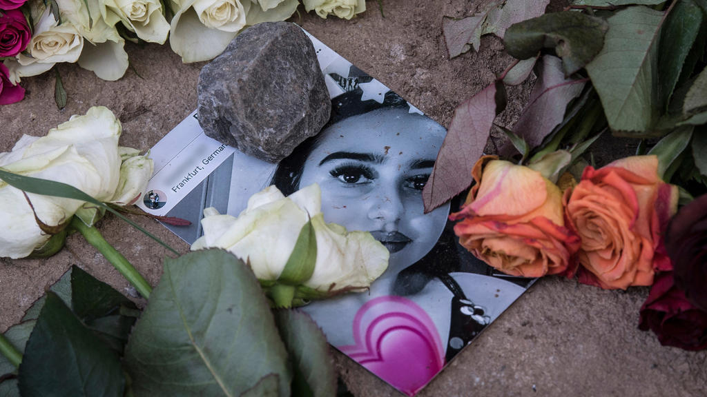 dpatopbilder - 08.06.2018, Hessen, Wiesbaden: Blumen liegen neben und auf einem Foto in der Nähe des Leichenfundortes von Susanna F. Die 14-jährige wurde Opfer eines Sexualdeliktes. Der mutmaßliche Täter hat sich in sein Heimatland Irak abgesetzt. (K