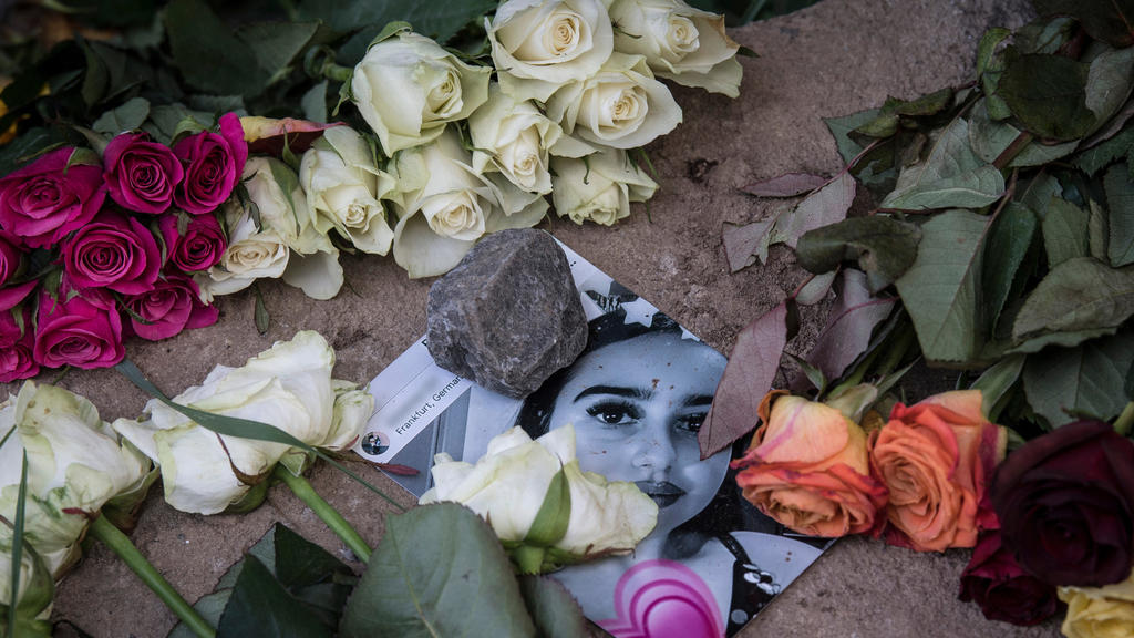 08.06.2018, Hessen, Wiesbaden: Blumen liegen neben und auf einem Foto in der Nähe des Leichenfundortes von Susanna F. Die 14-jährige wurde Opfer eines Sexualdeliktes. Der mutmaßliche Täter hat sich in sein Heimatland Irak abgesetzt. (KEIN AUSSCHNITT)