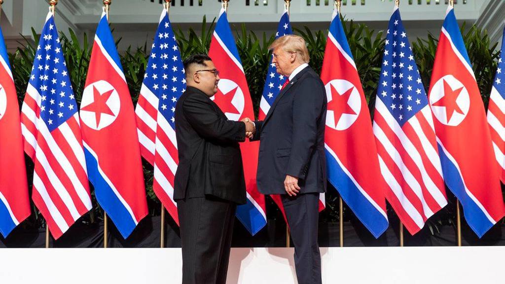 News Bilder des Tages US President Donald Trump shakes hands with North Korean leader Kim Jong Un on June 12, 2018, at Singapore s Capella Hotel in what is the first meeting between a sitting U.S. president and a North Korean leader. White House PU