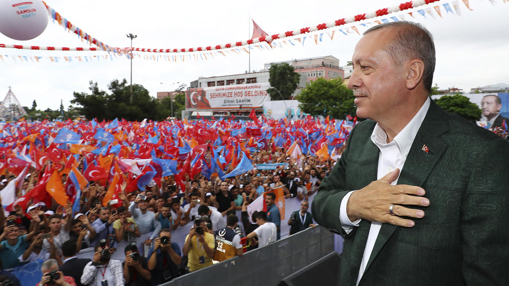 18.06.2018, Türkei, Samsun: Recep Tayyip Erdogan, Präsident der Türkei, spricht während einer Wahlkampfveranstaltung zu Unterstützern seiner islamisch-konservativen Regierungspartei AKP. In der Türkei finden am 24. Juni Parlaments- und Präsidentschaf