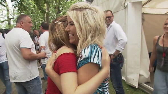 Bei dem ganzen Schulstress tut eine Umarmung von Idol Beatrice Egli natürlich besonders gut.