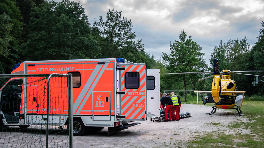 21.06.2018, Nordrhein-Westfalen, Lennestadt: Ein Rettungshubschrauber und Rettungswagen stehen in der Nähe einer Jugendherberge in Lennestadt. Bei einer Auseinandersetzung zwischen zwölf bis 14-Jährigen in einer Jugendherberge in Lennestadt (Kreis Ol