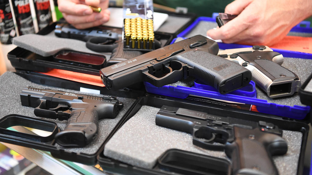13.06.2018, Baden-Württemberg, Karlsruhe: Im Waffengeschäft «Waffen Rummer» werden verschiedene Schreckschusswaffen gezeigt. In ganz Deutschland sind aktuell mehr als 587 000 kleine Waffenscheine registriert, das sind mehr als doppelt so viele als no
