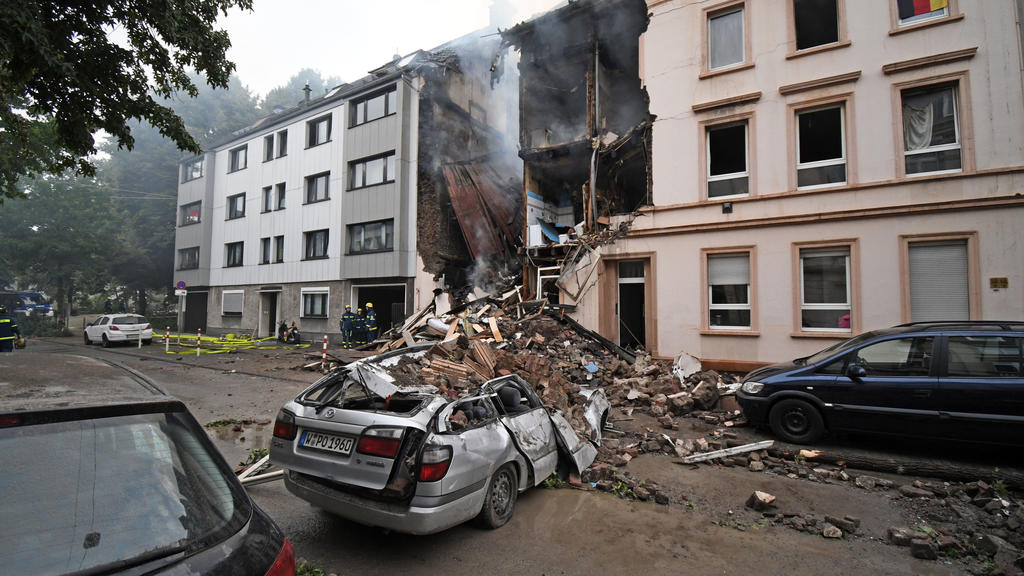 dpatopbilder - 24.06.2018, Nordrhein-Westfalen, Wuppertal: Die Trümmer eines Hauses, in dem es in der Nacht eine Explosion gegeben hat, liegen auf der Straße. Bei einer Explosion in einem Wohnhaus in Wuppertal sind 24 Menschen verletzt worden. Foto:
