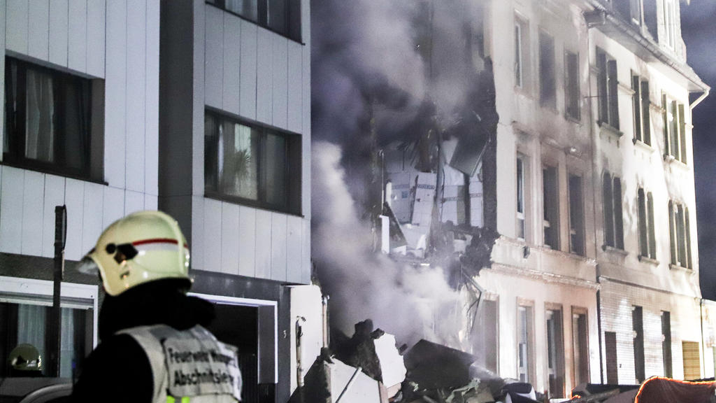24.06.2018, Nordrhein-Westfalen, Wuppertal: Dichter Rauch steigt aus den Trümmern eines zum Teil eingestürzten Wohnhauses. Bei einer Explosion in dem Gebäude sind 24 Menschen verletzt worden. Foto: Claudia Otte/dpa +++ dpa-Bildfunk +++
