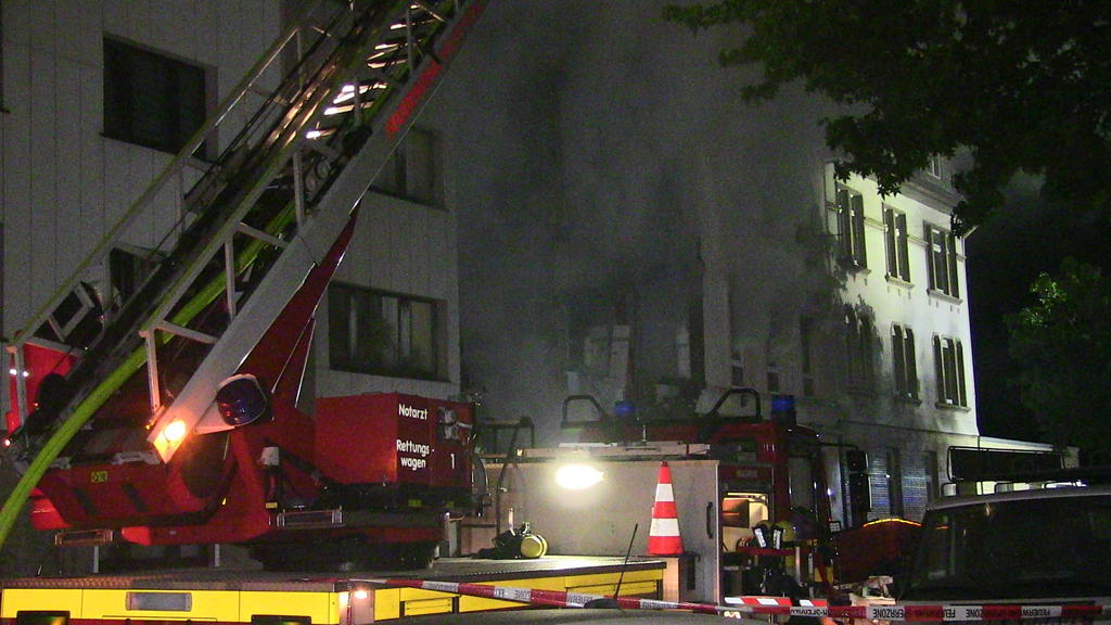 24.06.2018, Nordrhein-Westfalen, Wuppertal: Dichter Rauch steigt aus den Trümmern eines zum Teil eingestürzten Wohnhauses. Bei einer Explosion in dem Gebäude sind 24 Menschen verletzt worden. Foto: Gianni Gattus/Blaulicht Solingen/dpa +++ dpa-Bildfun