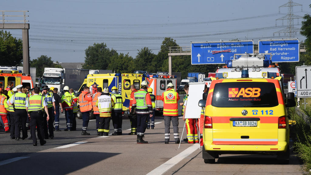 Rettungskräfte am Einsatzort etwa 500 Meter vor der Anschlussstelle Ettlingen Richtung Basel.