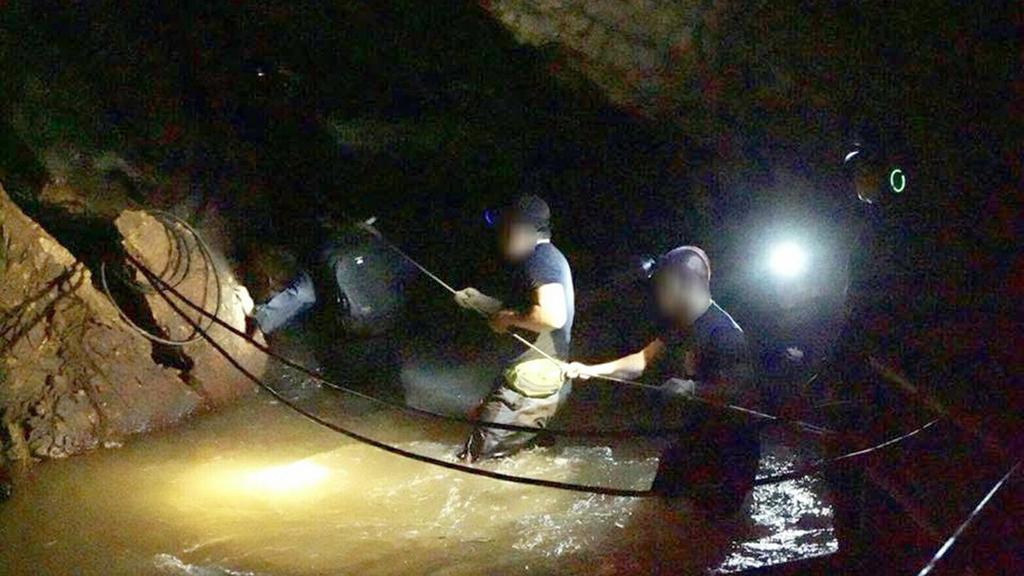 Die Rettungsarbeiten in der Höhle gehen nur schleppend voran