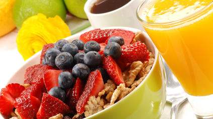 Frühstück, Kaffee, Obst, Müsli, Breakfast, Orangensaft, Diät, Frühling, Limette, gesund, Hafer, Flocken, Orange, Erdbeeren, Heidelbeeren, rot, blau, gelb, essen, Frucht, lecker, Kerne, frisch, natürlich, Ernährung, Vitamine, Mineralien, abnehmen, Mak