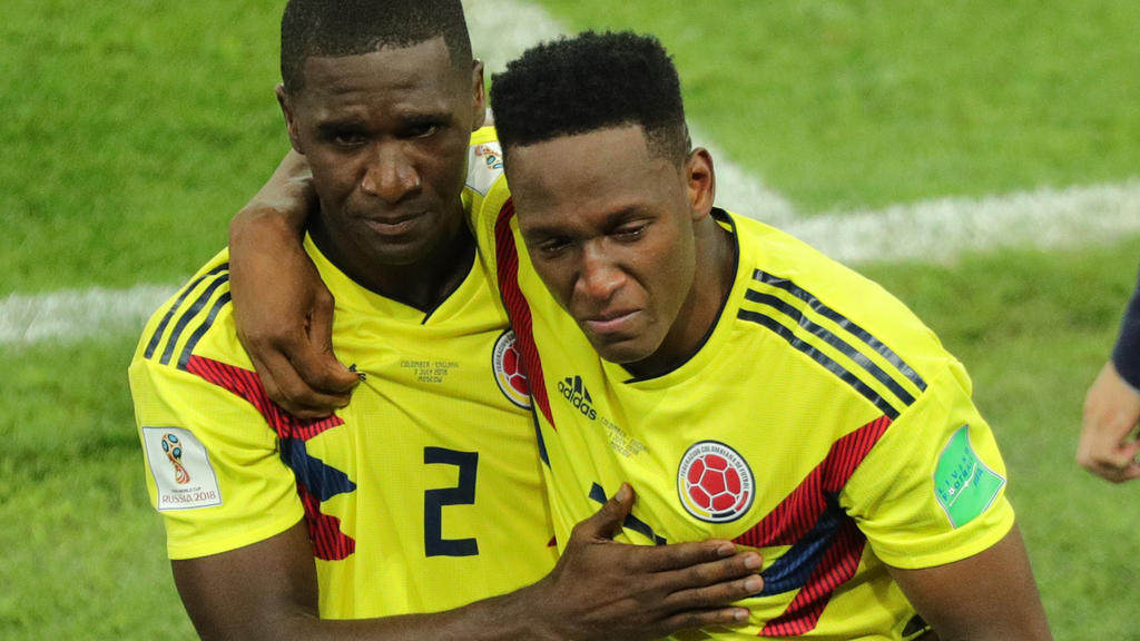 03.07.2018, Russland, Moskau: Fußball: WM, Finalrunde, Achtelfinale Kolumbien - England im Spartak-Stadion. Cristian Zapata aus Kolumbien und Yerry Mina aus Kolumbien (r) nach der Niederlage im Elfmeterschießen. Foto: Christian Charisius/dpa +++ dpa-