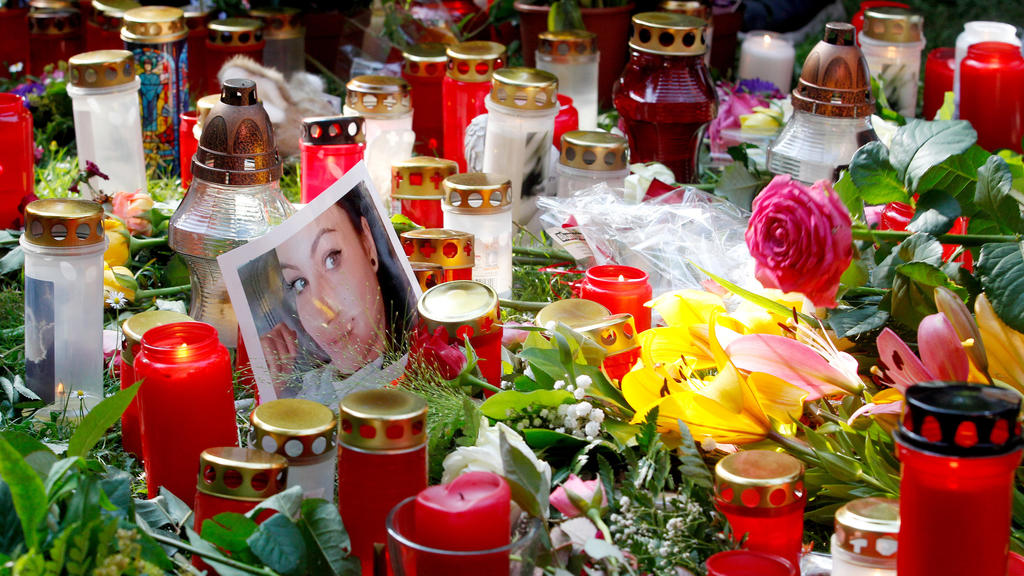 15.06.2018, Nordrhein-Westfalen, Viersen: Mehrere hundert Menschen haben nach einem Trauermarsch für das 15-jährige erstochene Viersener Mädchen Blumen und Kerzen abgelegt. Dazwischen ist ein Foto des Opfers. Das Mädchen wurde mutmaßlich von ihrem