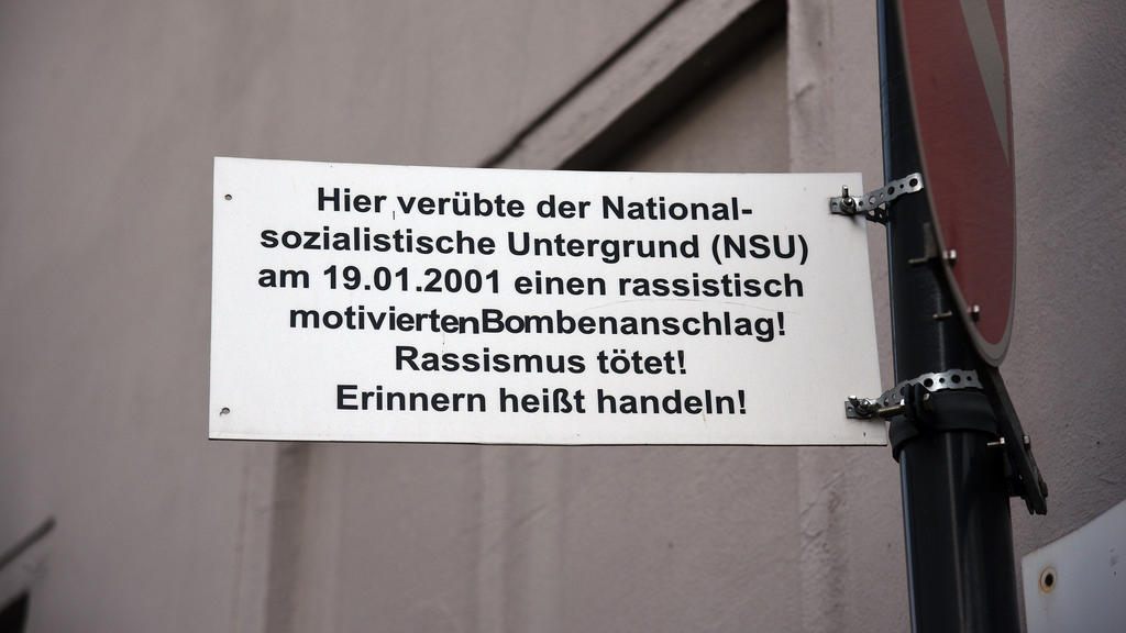 05.07.2018, Nordrhein-Westfalen, Köln: eine Schild zum Andenken an den Anschlag des NSU am 19.01.2001 ist in der Probsteigasse zu sehen. (zu dpa Themenpaket "Die blutige Spur des NSU" am 05.07.2018) Foto: Henning Kaiser/dpa +++ dpa-Bildfunk +++