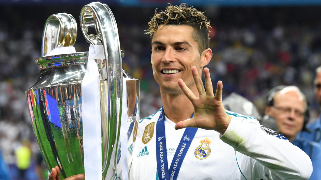 ARCHIV - 26.05.2018, Ukraine, Kiew: Fußball: Champions League, Real Madrid - FC Liverpool, K.o.-Runde, Finale im Olimpiyskiy National Sports Complex. Madrids Cristiano Ronaldo jubelt mit dem Champions League Pokal und zeigt eine Fünf an. (zu dpa "«Un