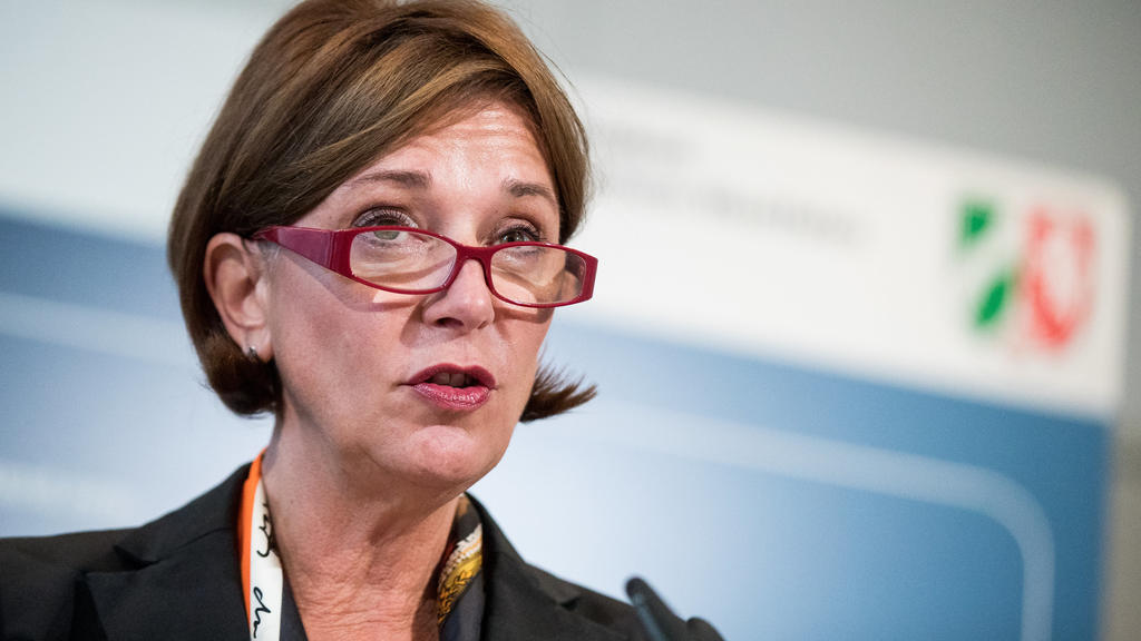 ARCHIV - 14.11.2017, Nordrhein-Westfalen, Düsseldorf: Yvonne Gebauer, nordrhein-westfälische Schulministerin (FDP), spricht in Düsseldorf. Die geplanten 60 «Talentschulen» an sozialen Brennpunkten in Nordrhein-Westfalen sollen insgesamt rund 415 zusä