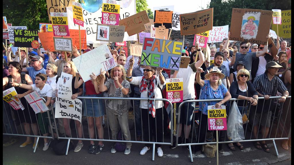 . 12/07/2018. Blenheim Palace, United Kingdom. Theresa May Host President Trump. Protesters outside Blenheim Palace as Britain s Prime Minister Theresa May and her husband Philip, host the President of the United States of America Donald Trump and hi