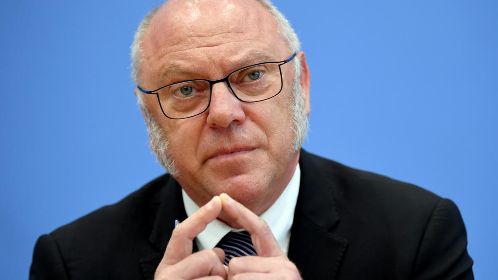 ARCHIV - 26.04.2018, Berlin: Ulrich Schneider, Hauptgeschäftsführer des Paritätischen Gesamtverbands gibt eine Pressekonferenz zur Neuausrichtung der Grundsicherung für Arbeitslose sowie zur Bemessung und Höhe der Regelsätze bei Hartz IV. (Zu dpa "Ve