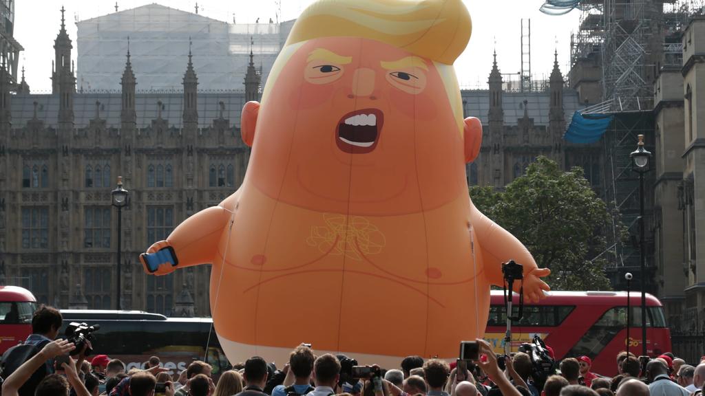 A six metre Donald Trump baby blimp flies over Parliament Square in Central London as demonstrators protest over American President Donald Trump s three day visit to the Uk on July 13, 2018. PUBLICATIONxINxGERxSUIxAUTxHUNxONLY LON2018071312 HUGOxPHIL