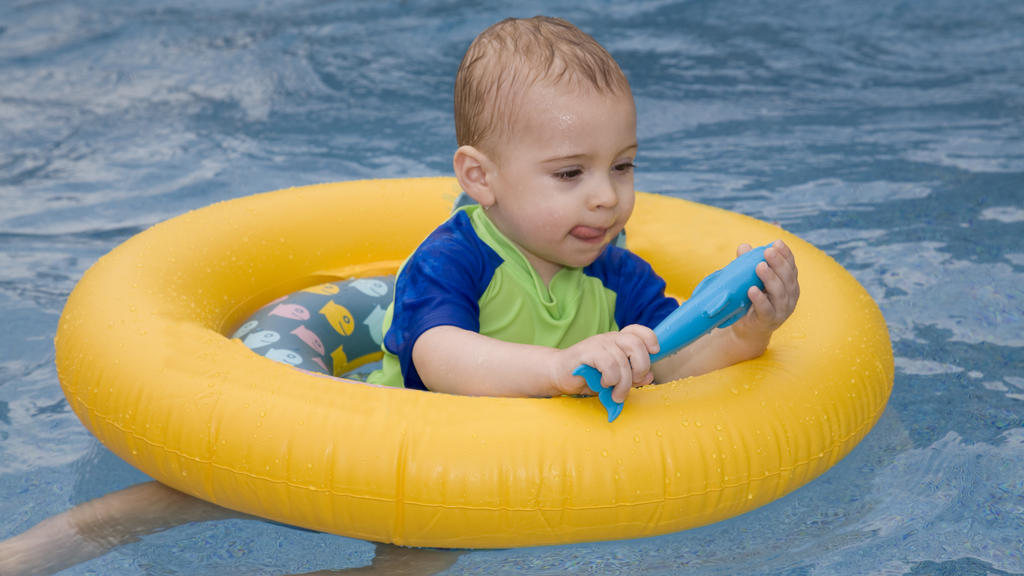 Dieser Schwimmring mit Beinöffnung hat, gemäß den Sicherheitsstandards, zwei Luftkammern.