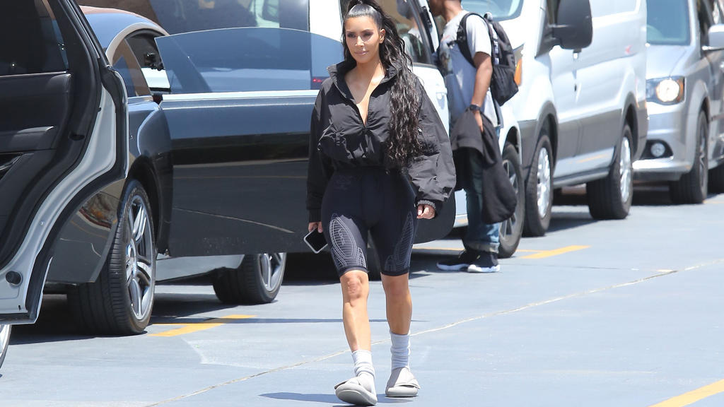 Radlerhosen und Socken-Sandalen-Kombi: Kim Kardashian macht den 90er-Horror zum Sommertrend