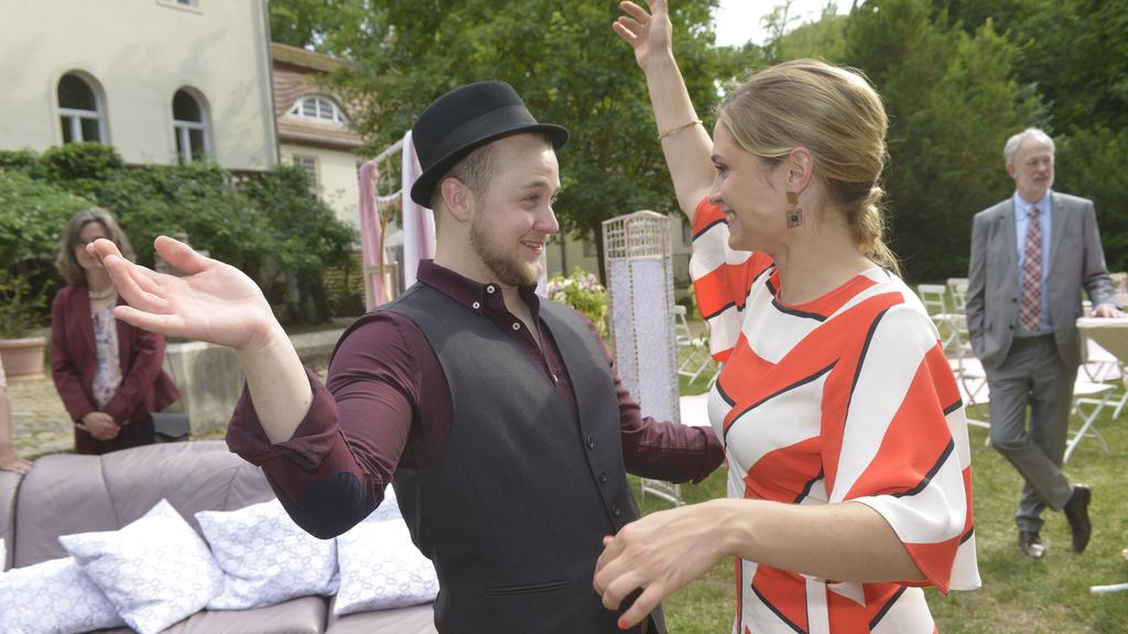Jonas (Felix van Deventer) und Sophie (Lea Marlen Woitack) amüsieren sich auf der Hochzeitsfeier.