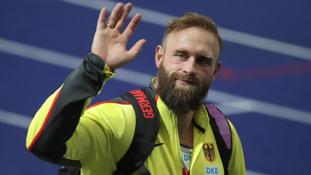 08.08.2018, Berlin: Leichtathletik, Europameisterschaft im Olympiastadion: Diskuswurf, Männer, Finale, Robert Harting aus Deutschland verlässt winkend das Stadion. Foto: Kay Nietfeld/dpa +++ dpa-Bildfunk +++