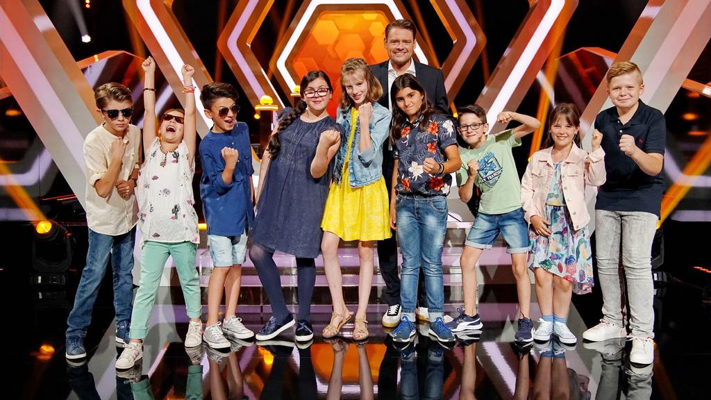 "Einstein Junior"-Moderator Max Giermann (h.) mit (v.l.:) Leonardo, Emma, Marcello, Allegra, Fenja, Navid, Cosmin, Klara und David.