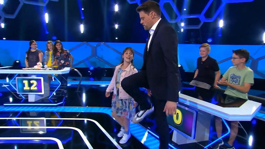"Einstein Junior"-Kandidatin Klara mit Moderator Max Giermann.