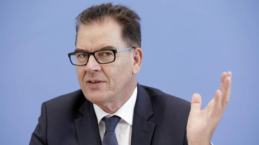 Gerd Mueller, Bundesminister fuer wirtschaftliche Zusammenarbeit und Entwicklung, CSU, PK zu: UNICEF und BMZ treiben psychosoziale Hilfsprogramme fuer Kinder und Familien in Krisengebieten voran, DEU, Berlin, 05.07.2018
