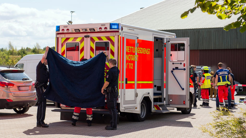 10.08.2018, Schleswig-Holstein, Glinde: Ein Rettungswagen steht auf dem Gelände eines Hotels. Zwei Kinder sind auf dem Gelände in ein Regenrückhaltebecken gefallen. Retter hätten sie aus dem Wasser geholt und reanimiert, sagte ein Polizeisprecher. Fo