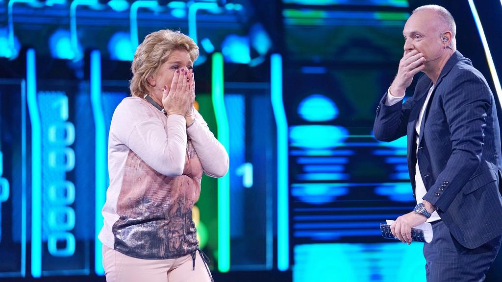 "The Wall"-Moderator Frank Buschmann mit Kandidatin Gabriele (58) aus Bergheim.