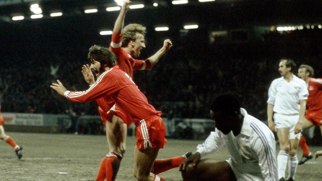 Bildnummer: 00397403 Datum: 17.03.1982 Copyright: imago/WEREKFriedhelm Funkel (vorn) und Andreas Brehme (beide Lautern) jubeln; Vneg, quer, Jubel, Torjubel, Emotionen UEFA-Pokal 1981/1982, Cup, Europapokal, Europacup, 1. FC Kaiserslautern - Real Ma
