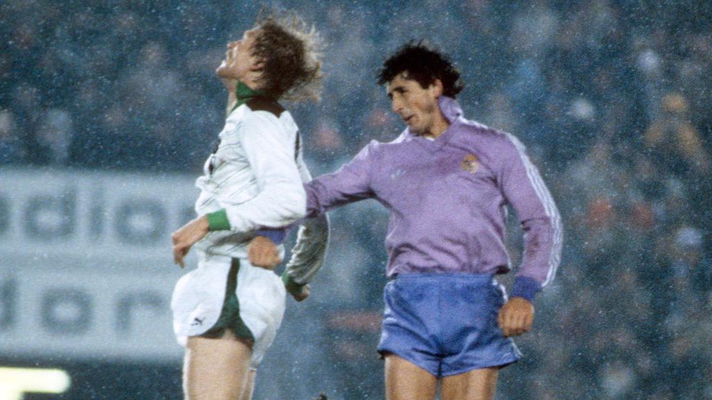 Bildnummer: 04089709 Datum: 27.11.1985 Copyright: imago/Kicker/LiedelUwe Rahn (Gladbach, li.) gegen Jose Antonio Salguero (Real Madrid); UEFA Cup, Pokal, Europapokal, Borussia Mönchengladbach - Real Madrid CF 5:1, Vdia, quer, Duell DEUTSCHSPRACHIGE