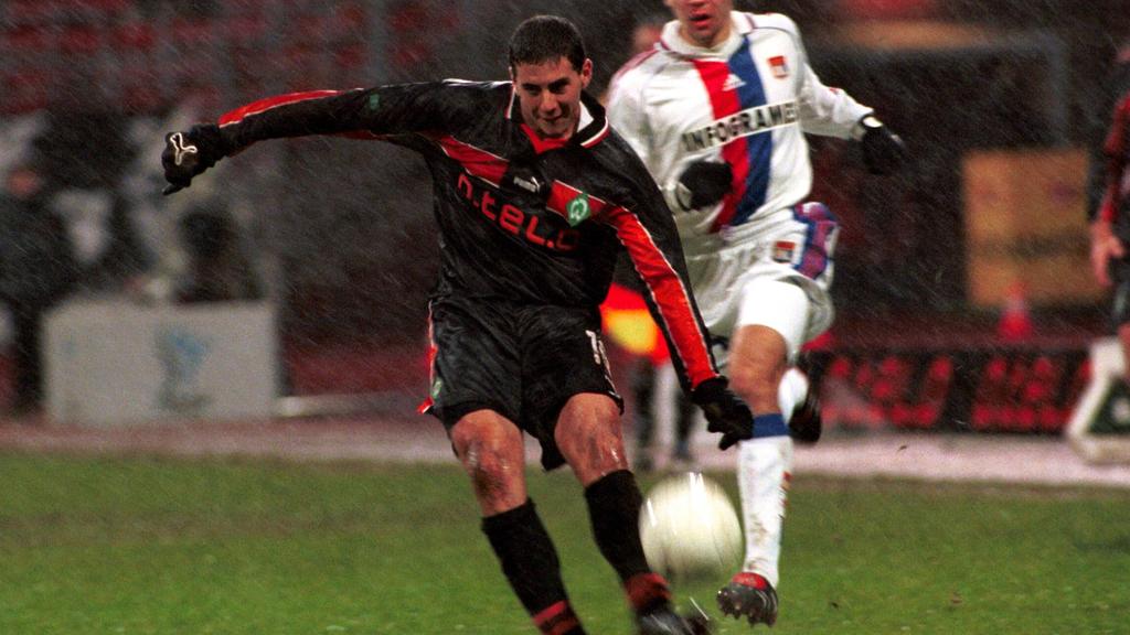 Bildnummer: 00170533 Datum: 07.12.1999 Copyright: imago/JaspersenClaudio Pizarro (Bremen) schießt; quer, Regen, Regenspiel, schießen, Schuss, Schuß, Schusshaltung, Schußhaltung, Schlamm, Pfütze, Dreck, Wetter, Dreckspritzer, Unwetter UEFA-Cup, Pok