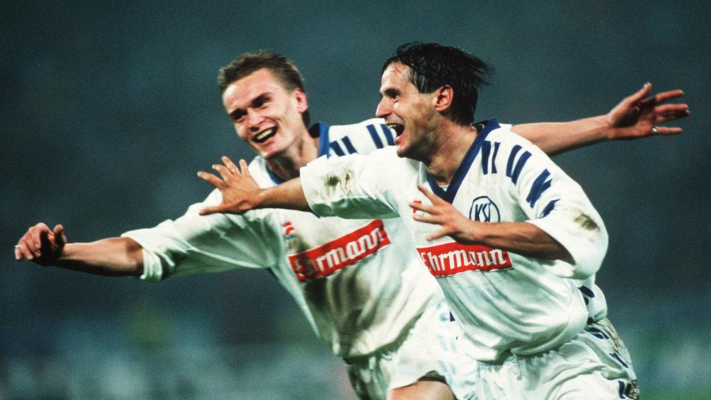 Bildnummer: 09643084 Datum: 03.11.1993 Copyright: imago/Pressefoto Baumann Fussball / Herren / 1993 / Karlsruher SC - FC Valencia (7:0) : Manfred Bender und Edgar Schmitt ; Fußball querImage number 09643084 date 03 11 1993 Copyright imago Baumann