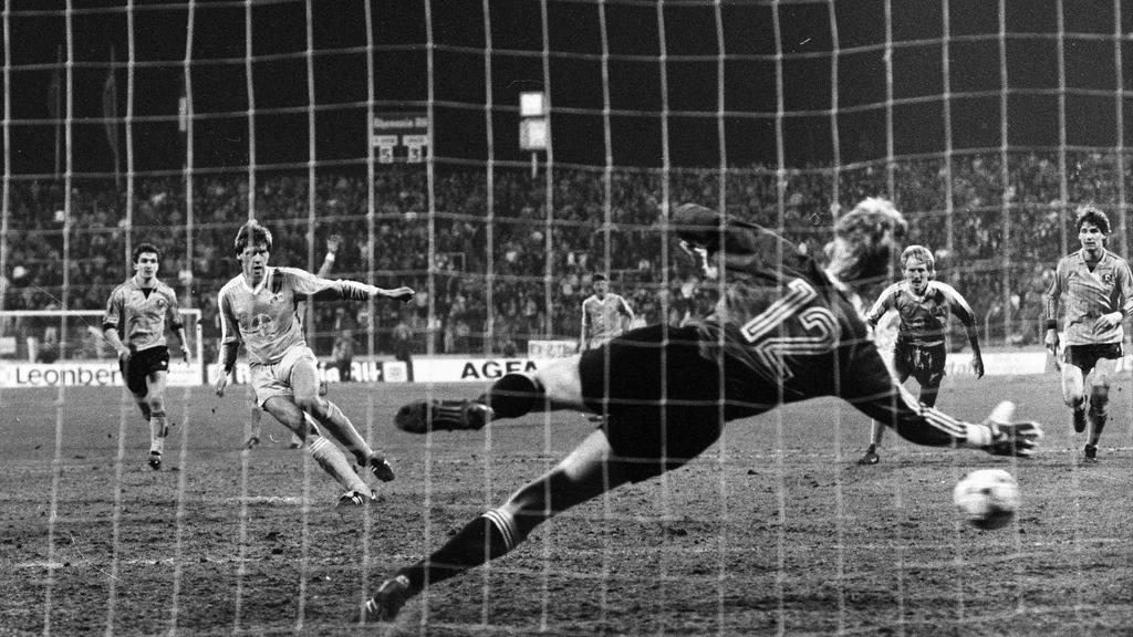 Uefa-Cup: Bayer 05 Uerdingen - Dynamo Dresden (7:3/19.3.1986). Wolfgang Funkel (Uerd.) verwandelt Elfmeter zum 6:3 gegen Torwart Jens Rammer (Dresden). HMUEFA Cup Bayer 05 Uerdingen Dynamo Dresden 7 3 19 3 1986 Wolfgang Funkel transforms Penalty to
