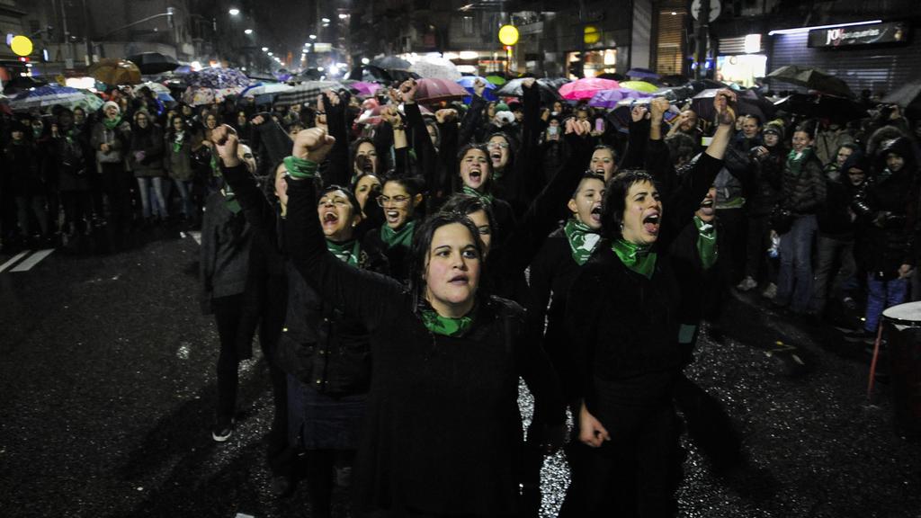 8. August 2018: Demonstranten demonstrieren für die Entkriminalisierung von Abtreibung in Buenos Aires.