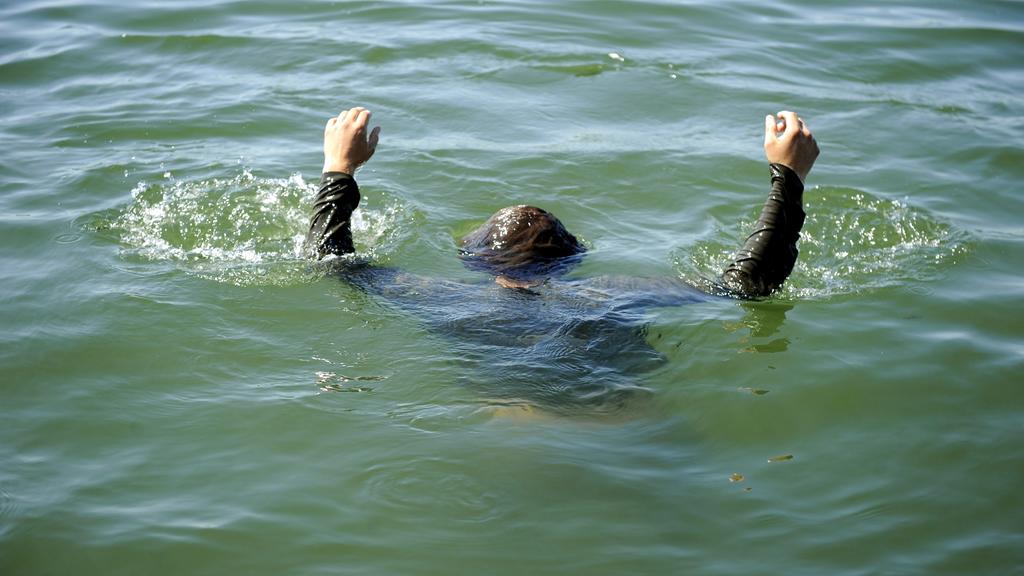 Ertrinkender im Wasser