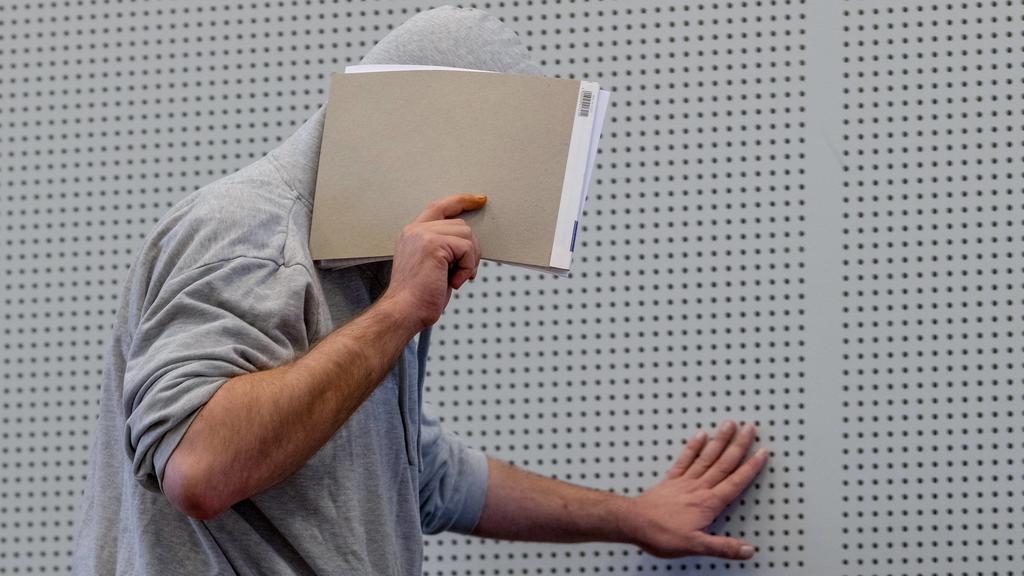 Landgericht Limburg Prozess Elysium 22.08.2018, Limburg: Landgericht Limburg, Prozess Elysium. Kinderpornografisches Netzwerk im Darknet. Vier Angeklagten im Alter von 40 bis 62 Jahren, wird zur Last gelegt wird, die kinderpornographische Plattform E