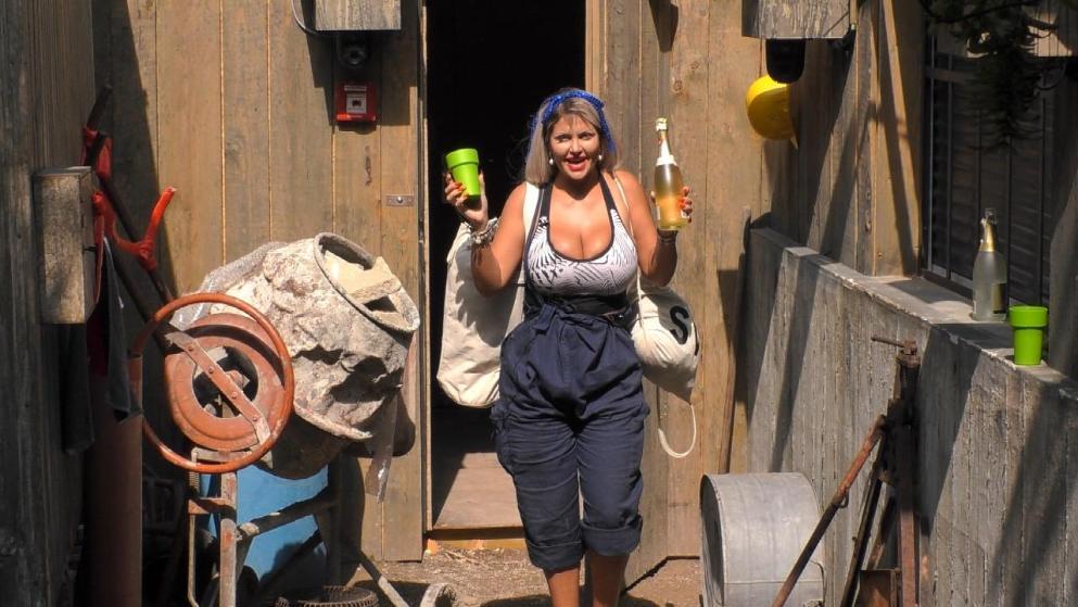 Zog mit einer Pulle (alkoholfreiem) Sekt wieder in den Container: Sophia Vegas