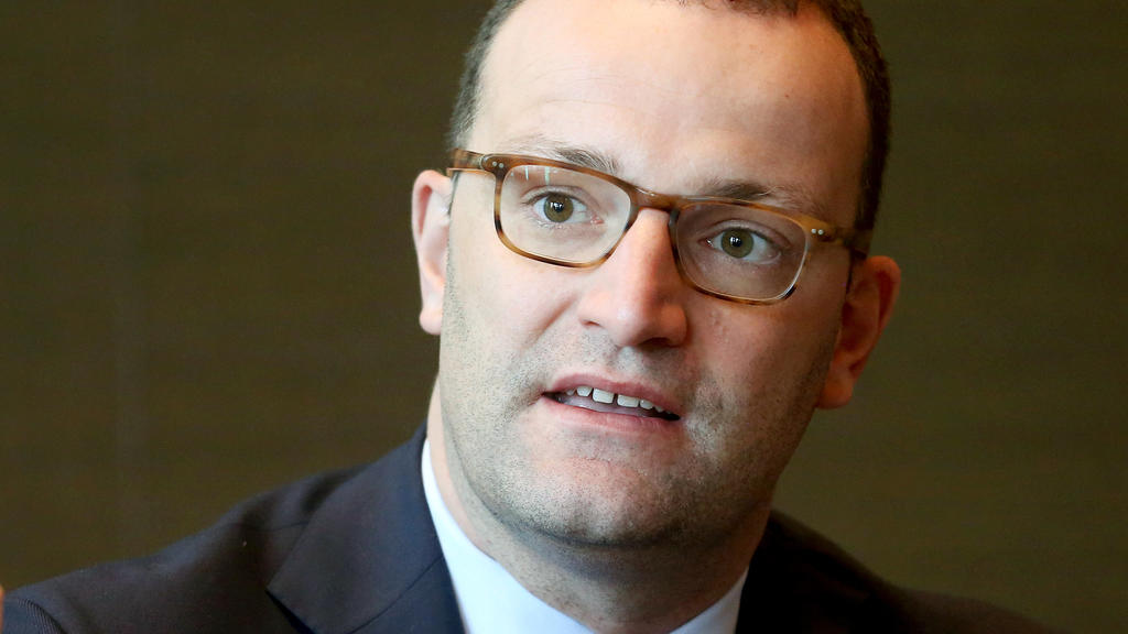 ARCHIV - 21.06.2018, Nordrhein-Westfalen, Düsseldorf: Bundesgesundheitsminister Jens Spahn (CDU) spricht auf einer Pressekonferenz zu den Ergebnissen der zweitägigen Gesundheitsministerkonferenz. (zu dpa "Bundesgesundheitsminister Spahn besucht Unive