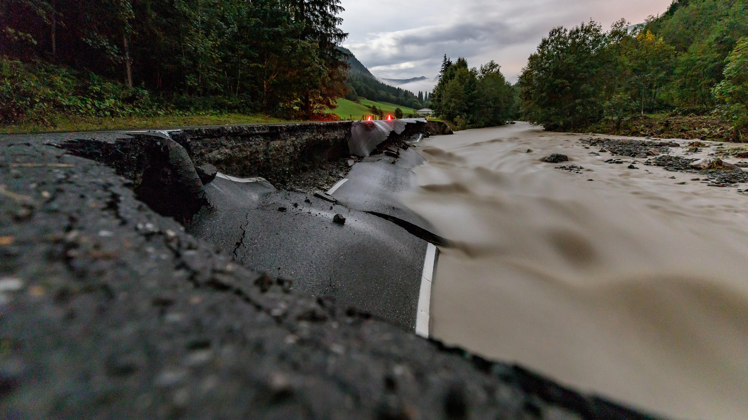 Chaos Nach Unwetter In Osterreich 250 Menschen Bei Salzburg Eingeschlossen