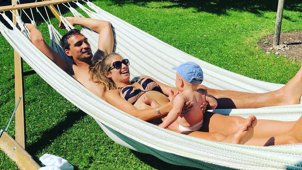 Mats und Cathy Hummels mit Baby Ludwig in der Hängematte