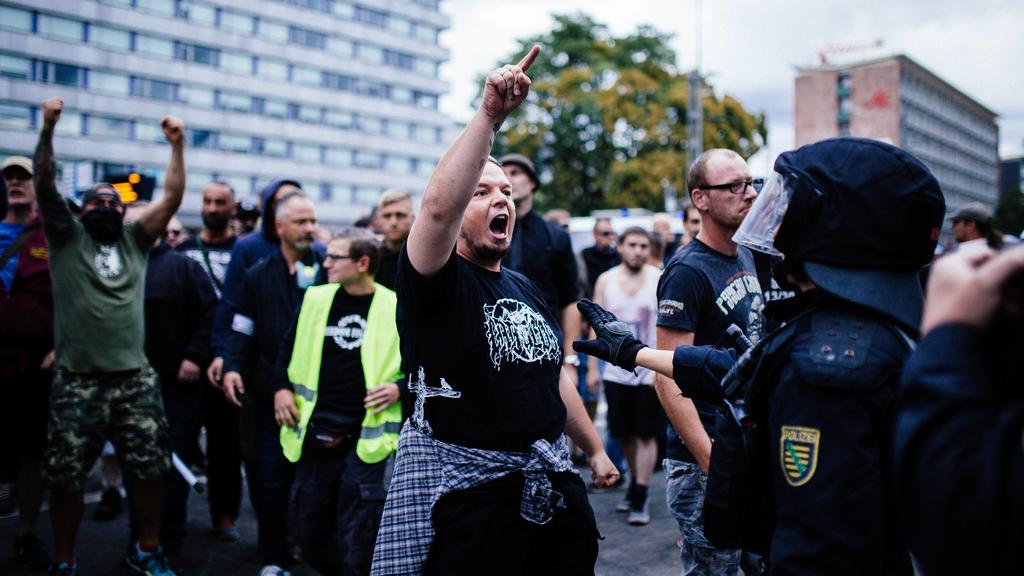 27.8.18 - Ausschreitungen bei Pro Chemnitz Veranstaltung - Nach dem Tod eines jungen Mannes bei einer Messerstecherei am frühen Sonntagmorgen, versammelten sich mehrere tausend Personen aus dem gesamten rechtsextremen Spektrum und Hooligan Milieu in