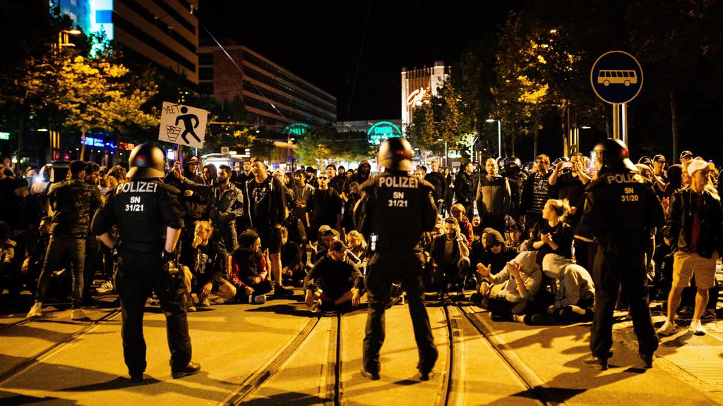 27.8.18 - Ausschreitungen bei Pro Chemnitz Veranstaltung - Nach dem Tod eines jungen Mannes bei einer Messerstecherei am frühen Sonntagmorgen, versammelten sich mehrere tausend Personen aus dem gesamten rechtsextremen Spektrum und Hooligan Milieu in