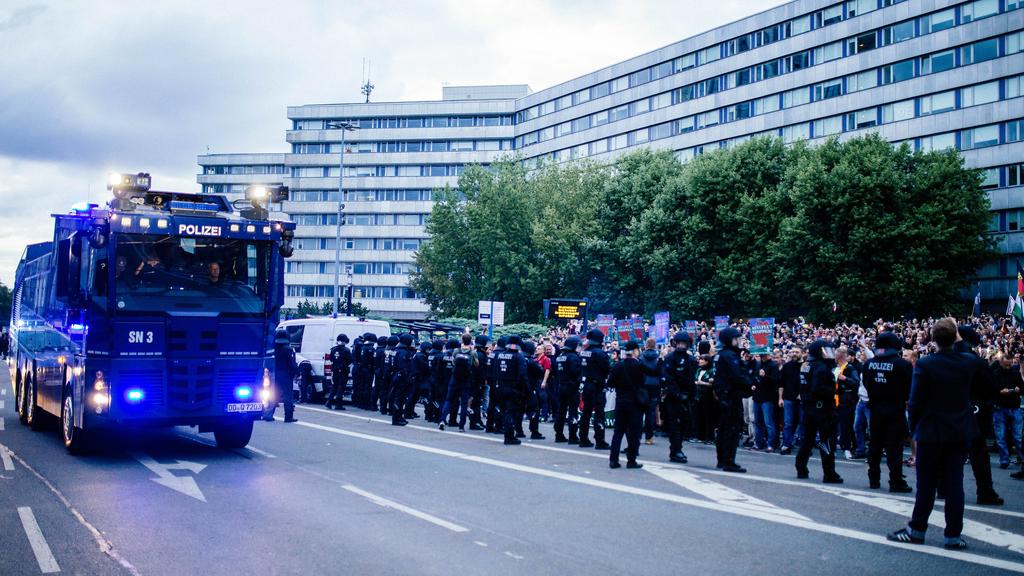 27.8.18 - Ausschreitungen bei Pro Chemnitz Veranstaltung - Nach dem Tod eines jungen Mannes bei einer Messerstecherei am frühen Sonntagmorgen, versammelten sich mehrere tausend Personen aus dem gesamten rechtsextremen Spektrum und Hooligan Milieu in